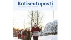 Juha Mieto hiihtää Kotiseutupostin 1/2022 kannessa, perässään liuta kansallispukuisia naisia.