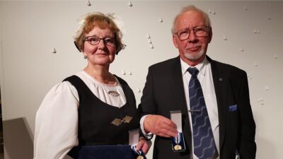 Aino-Maija Niemelä ja Mikko Perkko. Kotiseututyön ansiomitalistit 2022.