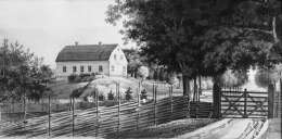 Mörkö prästgård, Magnus von Wrightin tussilaveeraus, Ateneum. Kuva: Museovirasto 86685a-b. Kuva on Södermanlandista, Ruotsista, missä von Wright opiskeli ja työskenteli.