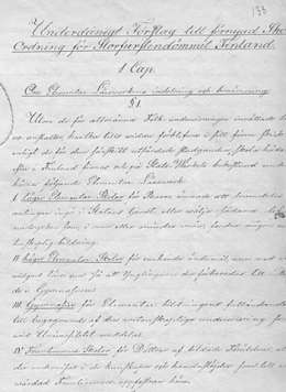 Vuoden 1835 koulukomission mietintö. –§ 1 kerrotaan eri kouluista ja niitten nimittämisestä. Koulukomissiot 1825-1843, Kansallisarkisto.