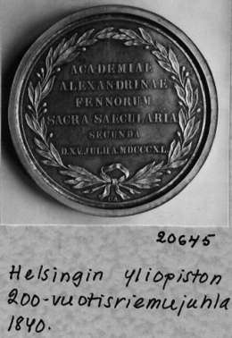 Helsingin yliopiston 200-vuotisriemujuhlan muistomitali vuodelta 1840. Helsingin yliopiston arkisto. Kuva: Museovirasto.