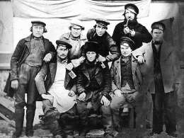 Nuutajärven ruukin työntekijöitä 1857 Valokuva ambiotypiasta. Museovirasto.