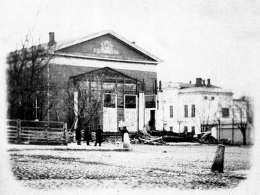 Svenska Teatern, valok. Liebert 1857. Helsingin yliopiston kuvalaitos.