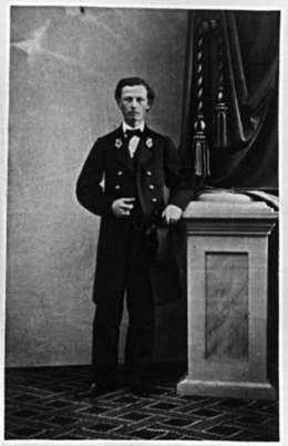 E.J.F. Munck ylioppilaan juhlaunivormussa. Kuva: Museovirasto.
