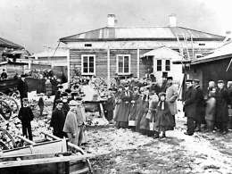 Päivällinen köyhille Tampereella huhtikuussa 1868. Kuva: Museovirasto. 