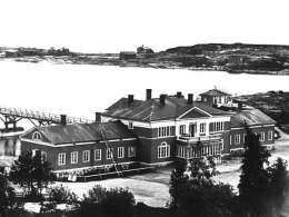 Helsingin Kaivopuiston uimalaitos. Kuvannut E. Hoffers 1868. Helsingin kaupunginmuseo.