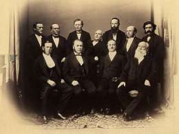 Helsingin kaupunginvanhimmat viimeisessä kokouksessaan 1874. Kuva: Museovirasto.
