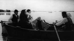 Albert Edelfelt, Lapsen ruumissaatto. Edelfelt maalasi kuvan kesällä 1879 Porvoon saaristossa. Ateneum. Kuva: Museovirasto