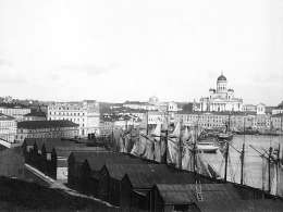 Helsingin satama, takana suurkirkko. Kuva: Axel Lindahl 1883. Museovirasto.