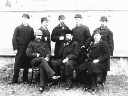 Kymin tehtaan virkailijoita 1885. Valok. Charles Riis & Co. Museovirasto.