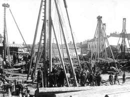 Paalutustyö Helsingin Esplanadilla 1887. Kuva: Museovirasto.
