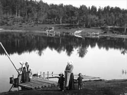 Enemmistö siirtolaisista oli miehiä. Naiset ja lapset jäivät kotiin. K.E. Ståhlberg: Tammela. Kuva: Museovirasto 404.