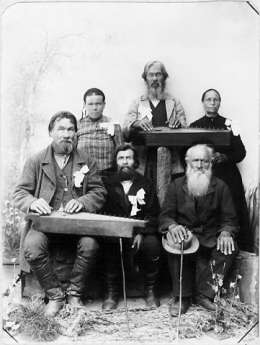 Karjalaisia kanteleensoittajia Helsingin musiikkijuhlilla. Kuva on ilmeisesti vuodelta 1895. Museovirasto.