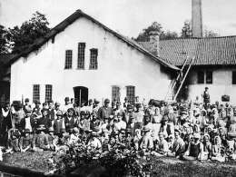 Kirjakkalan ruukin työntekijöitä 1891. Kuva: Museovirasto.