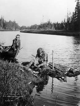 I.K. Inha: helmenpyytäjiä. Kuva: Suomen valokuvataiteen museo.