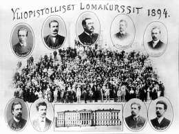 Yliopiston kesäkurssi 1894. Pikkukuvissa ylh. vas. Mikael Johansson, E.G. Palmén, Th. Rein, O.E. Tudeer, E.J. Pätiälä. Alh. vas. A.J. Mela, Kaarle Krohn, E.N. Setälä ja K.J. Ståhlberg. Museovirasto.
