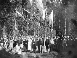 Kuusankosken tehtaan 25-vuotisjuhlan väkeä. Kuva: Museovirasto.