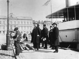 Valtiopäivämiehiä Helsingissä 1897. Kuva: Museovirasto.