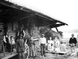 Riihiväkeä Vihdissä 1890-luvun lopussa. Kuva: Heinricius, SVTM.