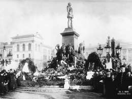 Aleksanteri II patsaan kukitus 13.3.1899. Kuva: Museovirasto.