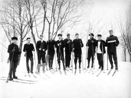 Uusmaalaisia ylioppilaita lähdössä adressia keräämään: vas. Axel Mickwitz, Richard Mickwitz, Erik Krohn, Bruno Sjöros, Magnus Hagelstam, Geitlin, Eugen Schauman, Walter Wahl, Wenman, Gunnar Bengelsdorf. Kuva: Museovirasto.