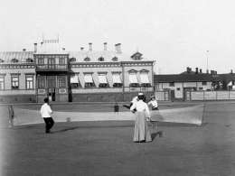 Tennistä Haminan torilla 1899. Kuva: Museovirasto.