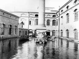 Liljeroosin tehtaan piha kesällä 1899. Kuva: Museovirasto.