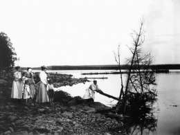 A. Heinricius: Juhannuskokko Turengissa, Suomen valokuvataiteen museo 51-1.