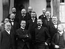 Kagaalin johtajat. Ylinnä Th. Schwindt, P.E. Svinhufvud, A. von Bonsdorf ja A. Törngren. Keskellä: Kustavi Grotenfelt, Edvin Castrén, Harald Neovius, Edouard Polén ja Eero Erkko. Alla: W. Zilliacus, Ernst Estlander, Th. Homén ja J.W. Reuter. Museovirasto 33215.