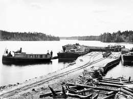 Henrik Cronström: Lastauslaituri Kuolimolla. Kuva: Suomen valokuvataiteen museo, 2505-4.