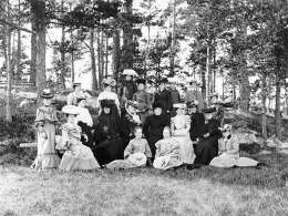 Turun hovioikeuden jäsenten rouvia. Kuva: Museovirasto 69503.