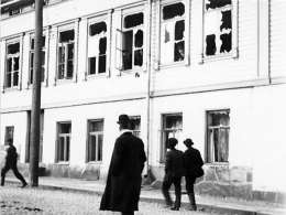 Pommiattentaatin jälkiä Helsingin Kasarminkadulla 25. syyskuuta. Kuva: Museovirasto 6.II-60.
