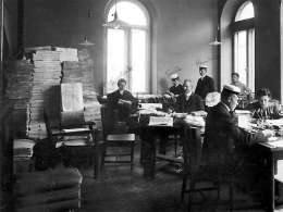 Sukunimien suomalaistamisliikkeen toimisto ylioppilastalolla. Kuva: Museovirasto 142197.