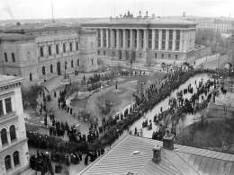 Työväen mielenosoitus huhtikuussa Säätytalon edustalla. (Suomen Pankki vasemmalla ja Valtionarkisto taustalla.) Kuva: Museovirasto 13095.