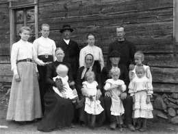 Samuli Paulaharju: perhe Liperissä. Kuva: Museovirasto 3490:552.