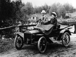 Saarijärvellä kuvattu Ford. Kuva: Museovirasto 147003.