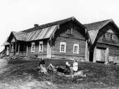 Samuli Paulaharju: maatalo Lempaalassa, Suomen rajalla, Museovirasto 3490:1079.