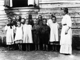 Onni Lönnroth: orpokoti Uudellakirkolla, Suomen valokuvataiteen museo 82:328.