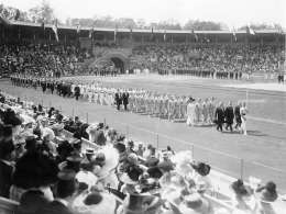Suomen joukkue marssii Tukholman olympiastadionille. Kuva: Museovirasto 6.5.92:47.
