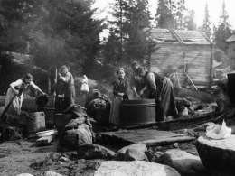 Samuli Paulaharju: pyykinpesua Haukiputaalla. Kuva: Museovirasto 3490:1424.