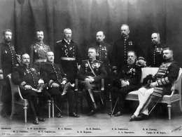 Senaatin talousosasto. Seisomassa: K.I. Kazanskij, A.F. von Kothen, P.A. Graatz, P.I. Ivanov, R.K. Rainesalo ja M.F. Ganskau. Istumassa: V.A. Semenov, F.T. Saarikoski, V.I. Markov, A.A. Virenius ja kreivi K.F. Berg. Museovirasto 87187.