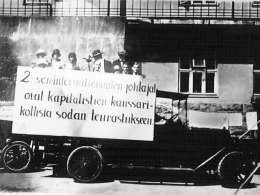 Propaganda-automobiili Helsingissä. Kuva: Museovirasto 1.11.-62.