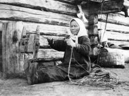 Samuli Paulaharju: juuriköyden tekoa Inarissa. Kuva: Museovirasto 3490:1778.