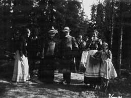 Sodan sytyttyä Saksasta palanneet otettiin kotimaassa lämpimästi vastaan. Kuva Kaisa Kuusen hallussa.