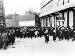 Työväestön juhlamielenosoitus 14.7. 1917 kahdeksan tunnin työaikalain johdosta. Kuva: Museovirasto 106371.