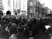 Väkijoukko seurasi sosialidemokraattisten kansanedustajien saapumista eduskunnan istuntoon 28.9.1917. Kuva: Museovirasto 202519.