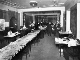 Erik Sundström: Elintarvikekorttikanslia Helsingin vanhalla Seurahuoneella marraskuussa 1917. Kuva: Museovirasto 83940.