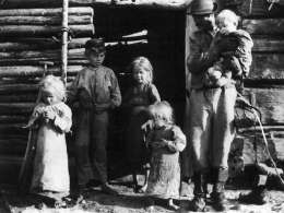 Samuli Paulaharju: perhe Taivalkoskella. Kuva: Museovirasto 3490:2257.