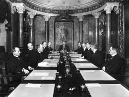 Senaatin talousosasto, vasemmalta: E.Y. Pehkonen, Juhani Arajärvi, Arthur Castrén, Jalmari Castrén, E.N. Setälä, P.E. Svinhufvud, Kyösti Kallio, Onni Talas, Heikki Renvall, Alexander Frey ja O.W. Louhivuori. Kuva: Museovirasto 29.1.-67.