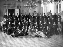 Venäläisen sotilasja työväenneuvoston toimeenpaneva komitea keisarillisessa palatsissa. Kuva: Museovirasto neg. 53874.